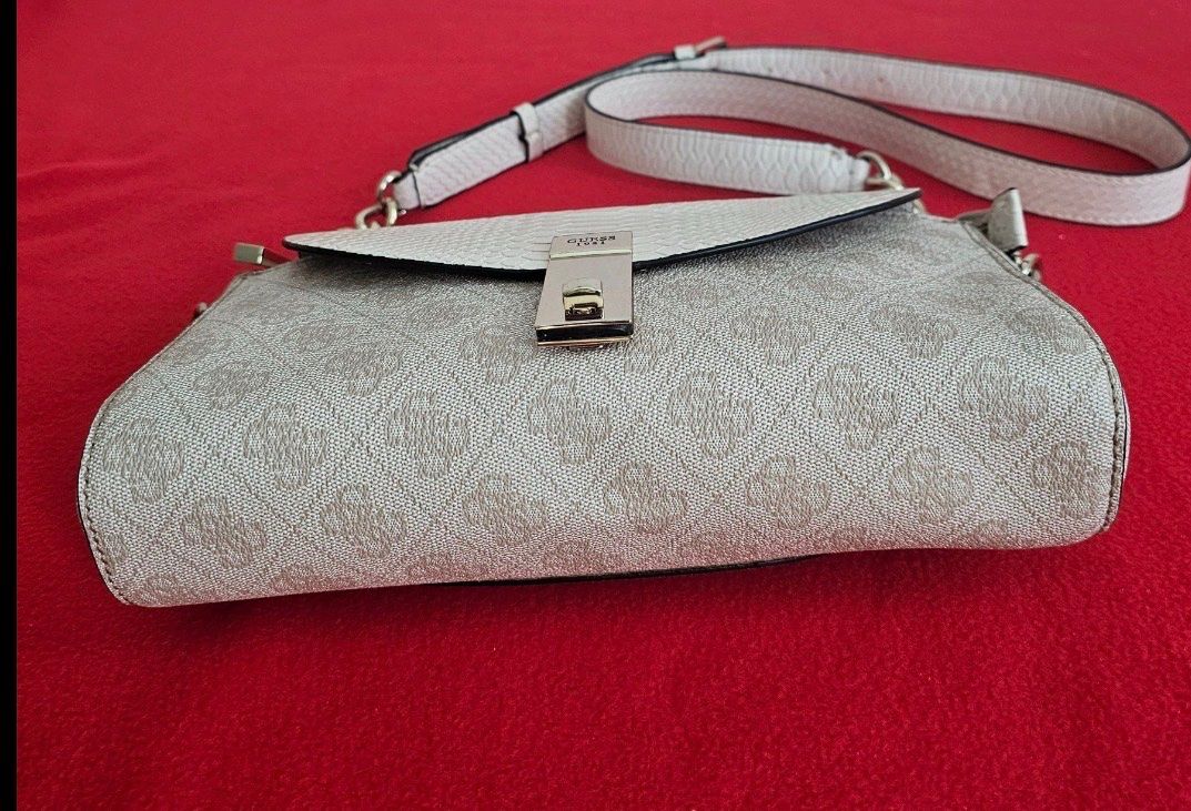 Guess Taschen für Damen: ***GUESS ***Umhängetasche – Gebraucht aus Oberdorf BL von Luka02 4