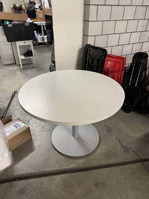 Tables: Stabiler runden Tisch grau – D'occasion à Gümligen par 88happy 2