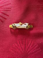 Goldfarbene Krawattenklammer Oldtimer Auto Motiv