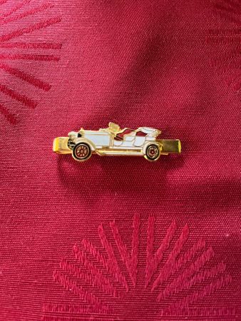 Goldfarbene Krawattenklammer Oldtimer Auto Motiv
