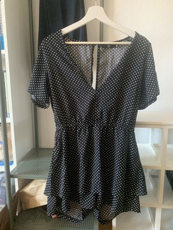 PUNKTE JUMPSUIT MIT V-AUSSCHNITT