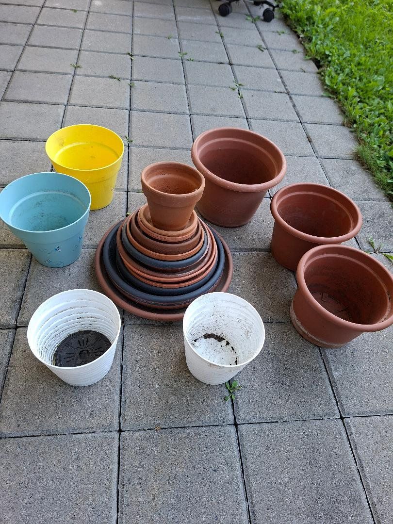 Coop Vasi per fiori: Verschiedene Kunststoff Blumentopf + Unterteller – Usato da Udligenswil venduto da Leaside