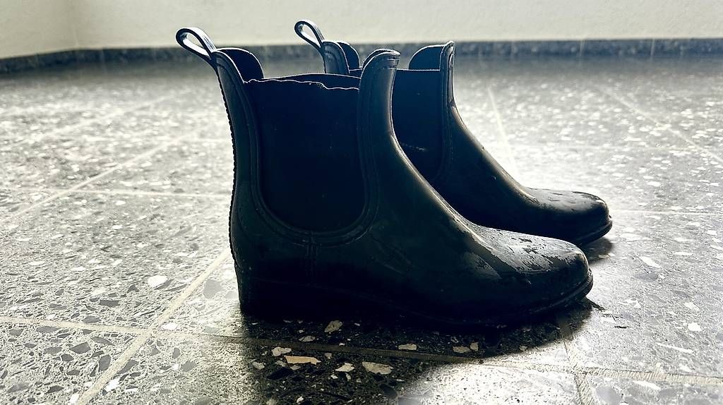Chaussures femmes: Schwarze Regenstiefel 36 – D'occasion à Gockhausen par enanaa 1