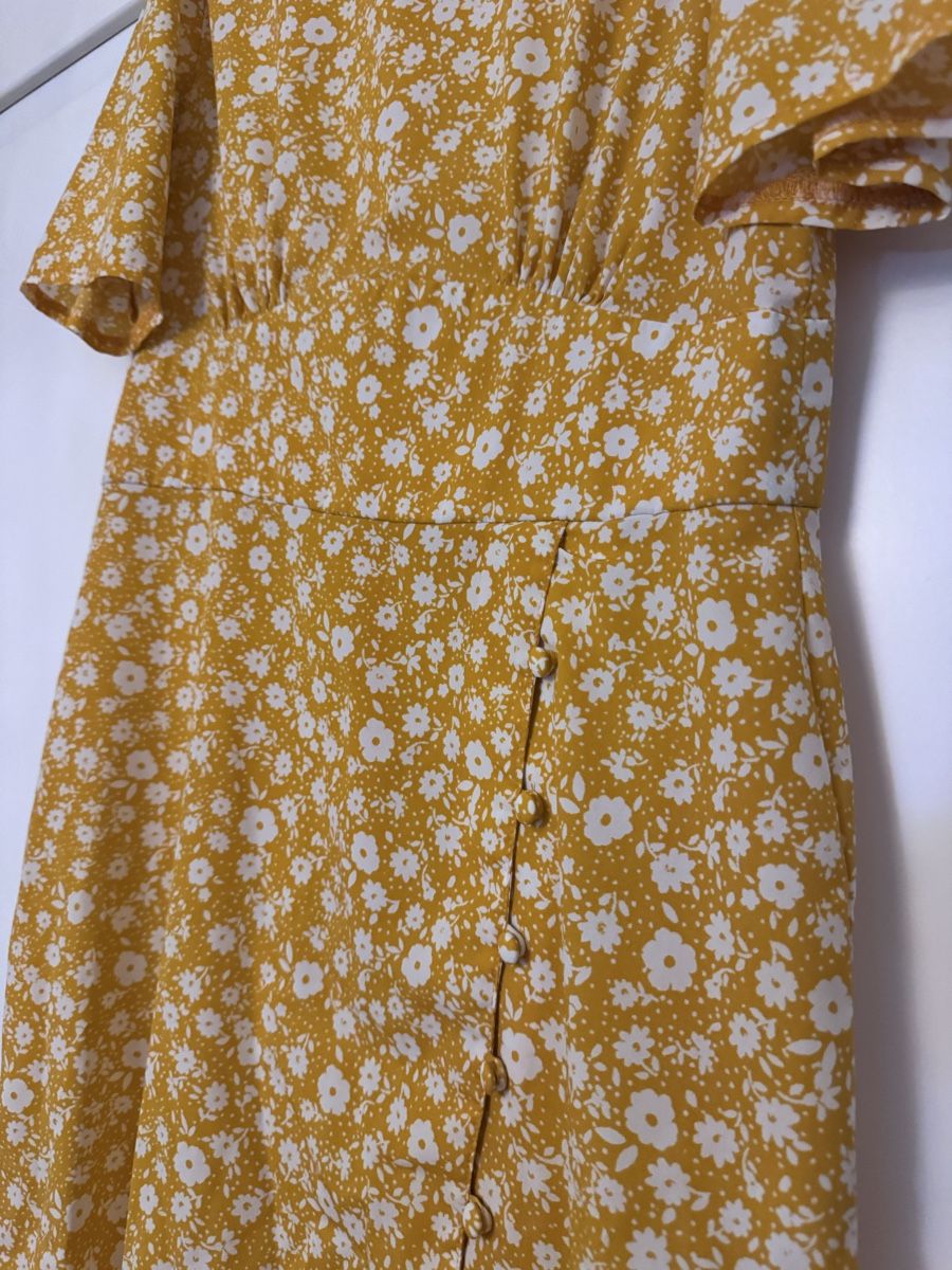 Asos Robes: Blumenkleid mit Knopfdetails – D'occasion à Zürich par sop_9fqf 2