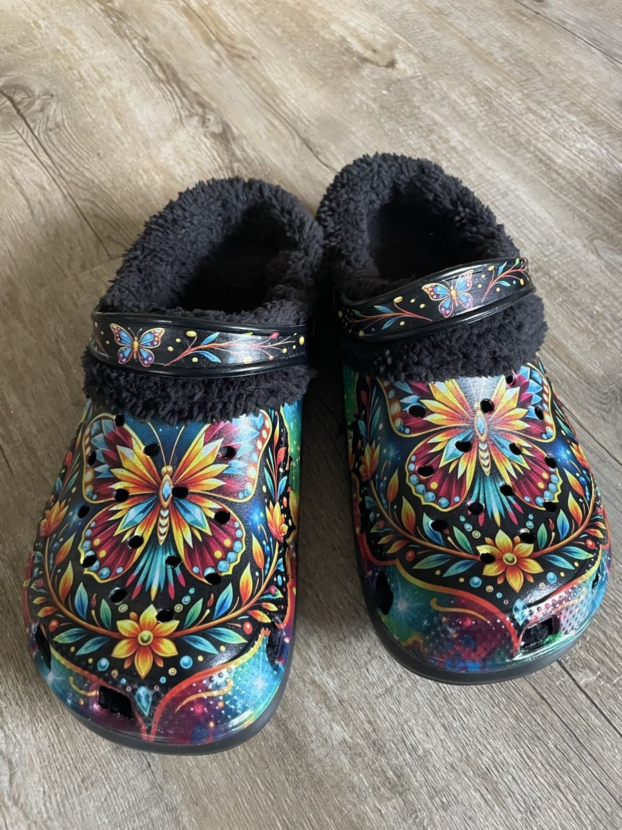 Crocs Herrenschuhe: Neue Clogs mit Schmetterling in Gr. 39 – Neu und originalverpackt aus Villmergen von Gr5imm