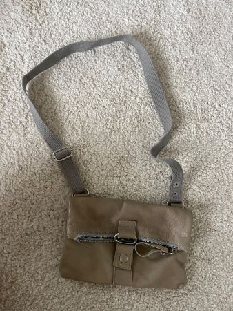 Kleine Tasche, wahrscheinlich Echtleder, Marke: can't go nak