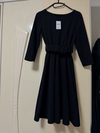 Wunderschönes Schwarzes Kleid mit Gürtel