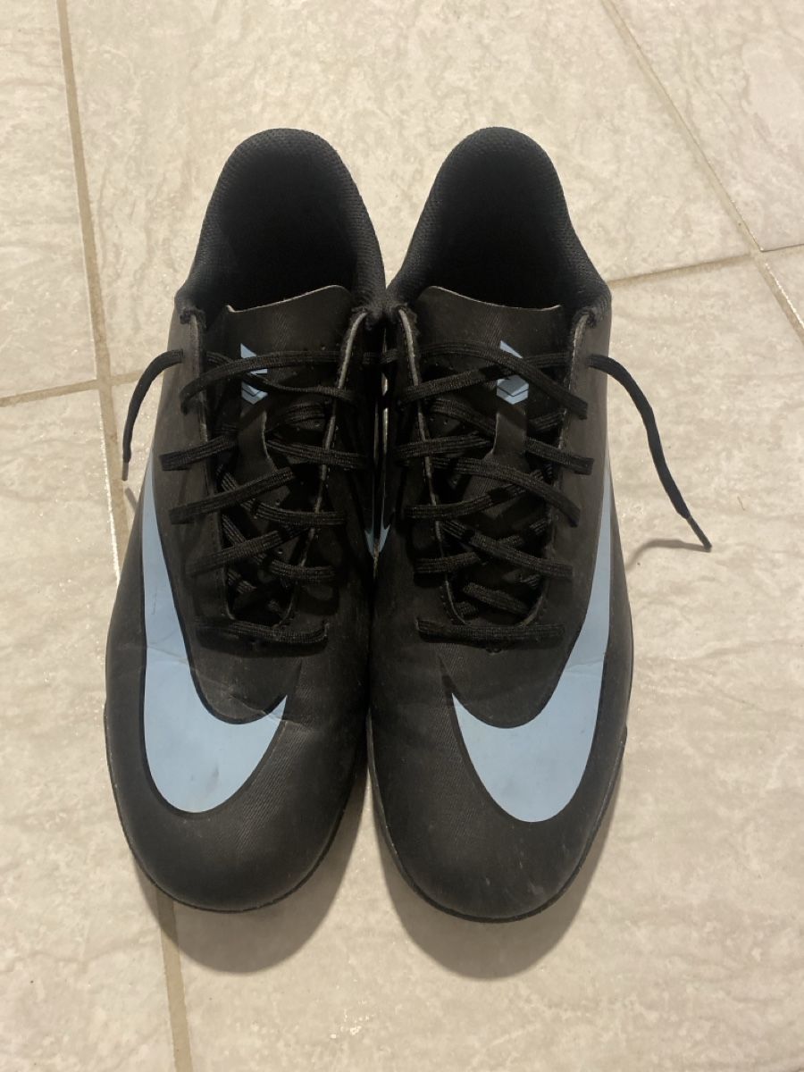 Chaussures hommes: Fussballschuhe Gr. 45 – D'occasion à Wangen b. Olten par janfon