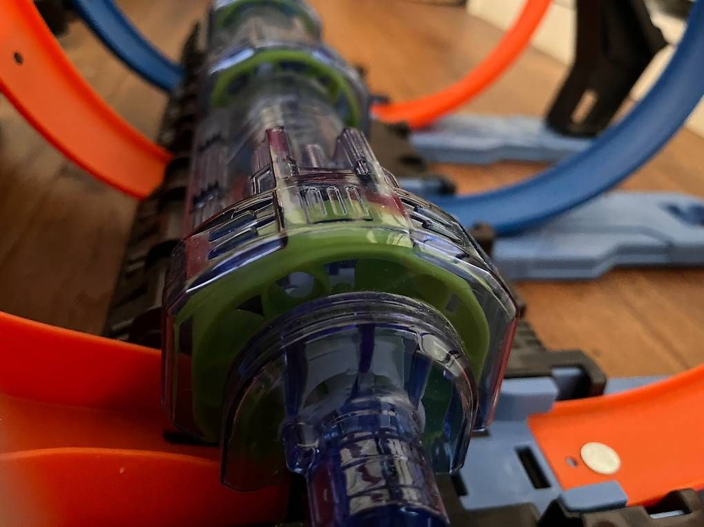 Spielzeuge: Hot Wheels Korkenzieher-Crash Trackset mit 3 Autos – Gebraucht aus Mühlethurnen von JackyCindy 3