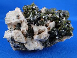 Epidot auf Feldspar