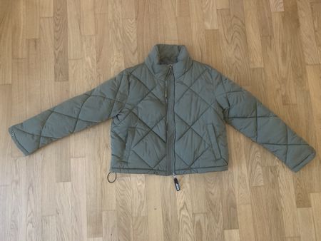 Moderne Steppjacke JJXX olivgrün Grösse M in gutem Zustand