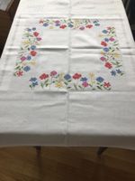 TISCHTUCH. VON. HAND GESTICKTGESTICKT