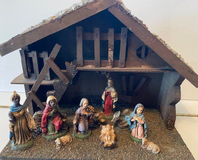 Antike Weihnachtskrippe mit Figuren u. Beleuchtung Kaufen auf Ricardo