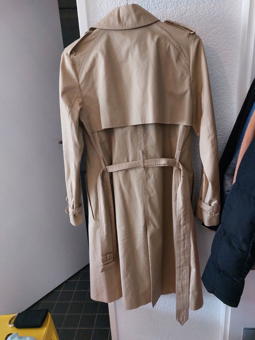 Mango Cappotti: trench coat Mango couleur camel – Usato da Fribourg venduto da charlottej02 1