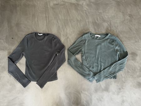 2 T-shirts manches longues crop top taille S