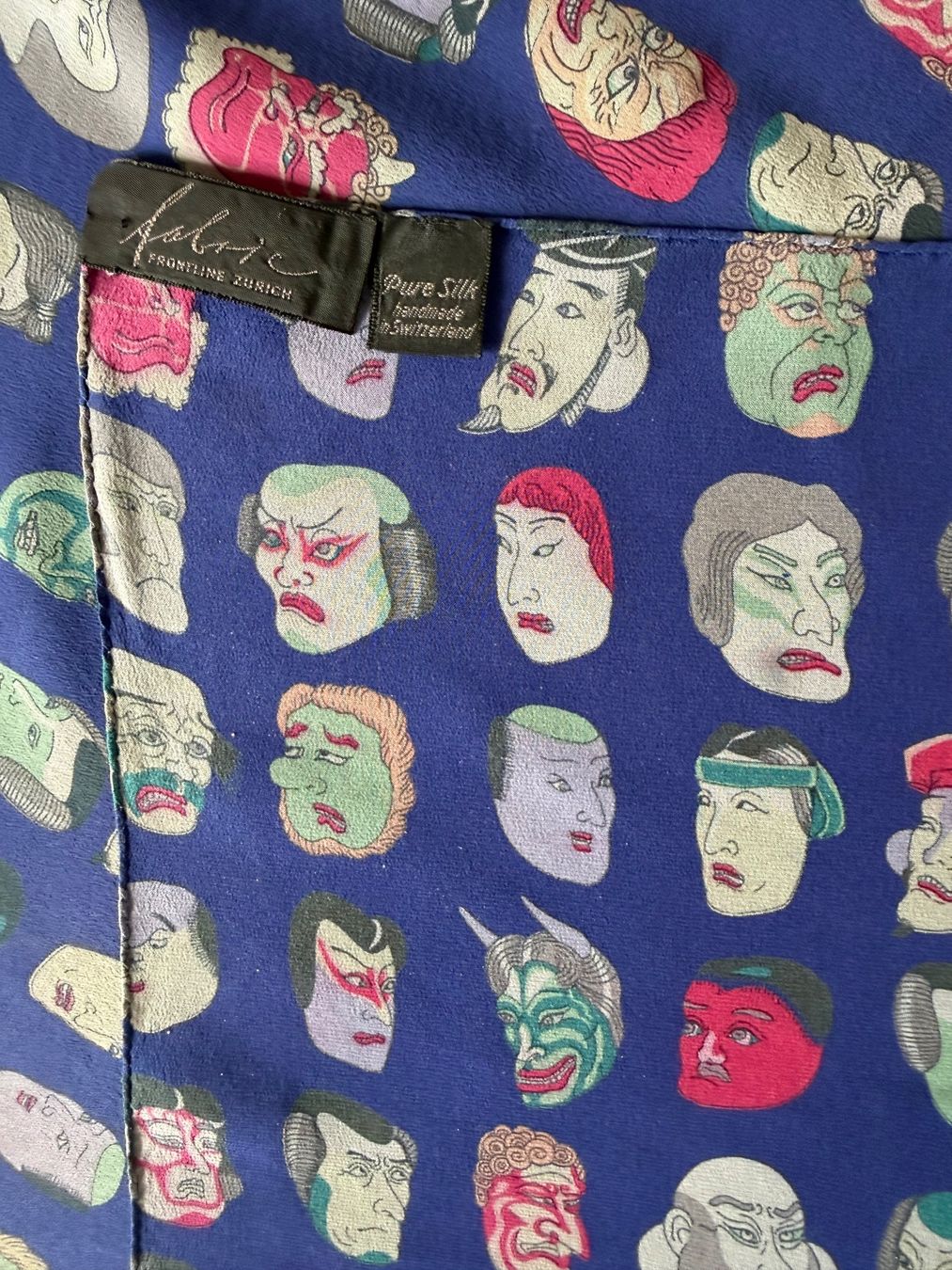 Fabric Frontline Foulard & Sciarpe: Gesichter Kabuki-Theater Fabric Frontline – Usato da Luzern venduto da Mamutpe 2