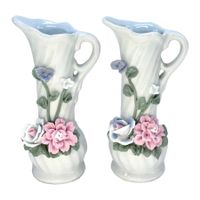 Paire de vases bougeoirs en porcelaine décor floral