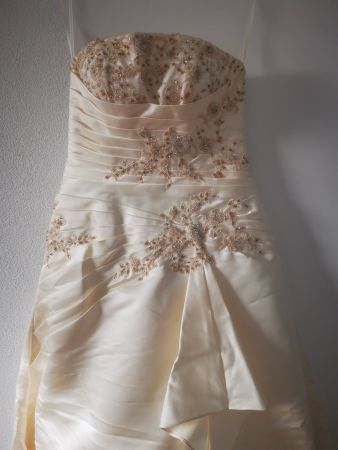 Brautkleid mit Stickerei Schnürung