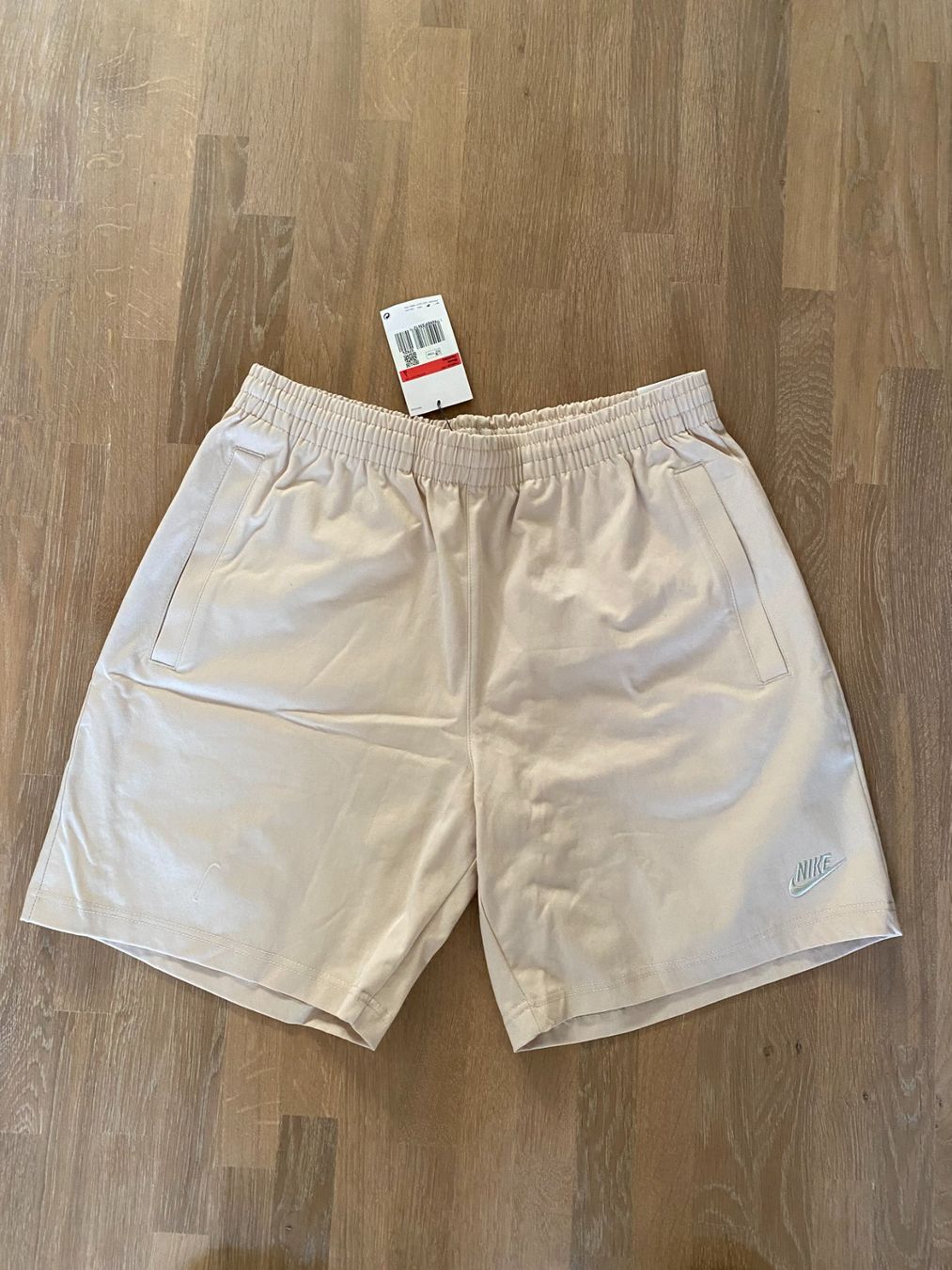 Nike Pantaloni: Short Nike neuf avec étiquette taille L – Nuovo e nell'imballaggio originale da Rossemaison venduto da Carduelis