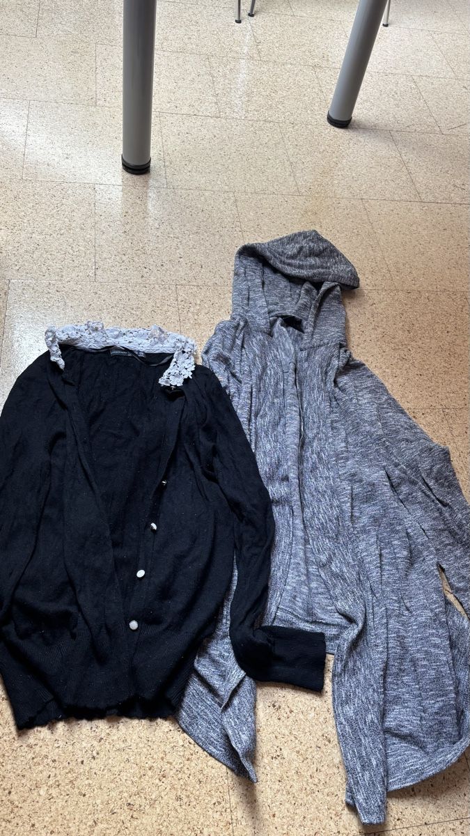 Lotti di vestiti: Kleiderpaket: zwei schöne Strickjacken – Usato da Roggwil BE venduto da R..