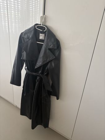 Kunstleder Trenchcoat von Bershka, Grösse M