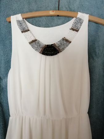 Elegantes Sommerkleid in Weiss mit Schmuck am Ausschnitt / M