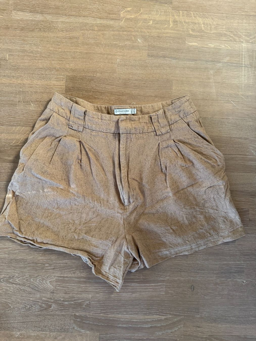 Stradivarius Pantaloni: Short en lin beige Stradivarius, taille 40 – Usato da Rossemaison venduto da Carduelis