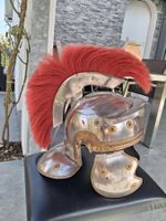 Römischer Helm mit rotem Federbusch gebraucht