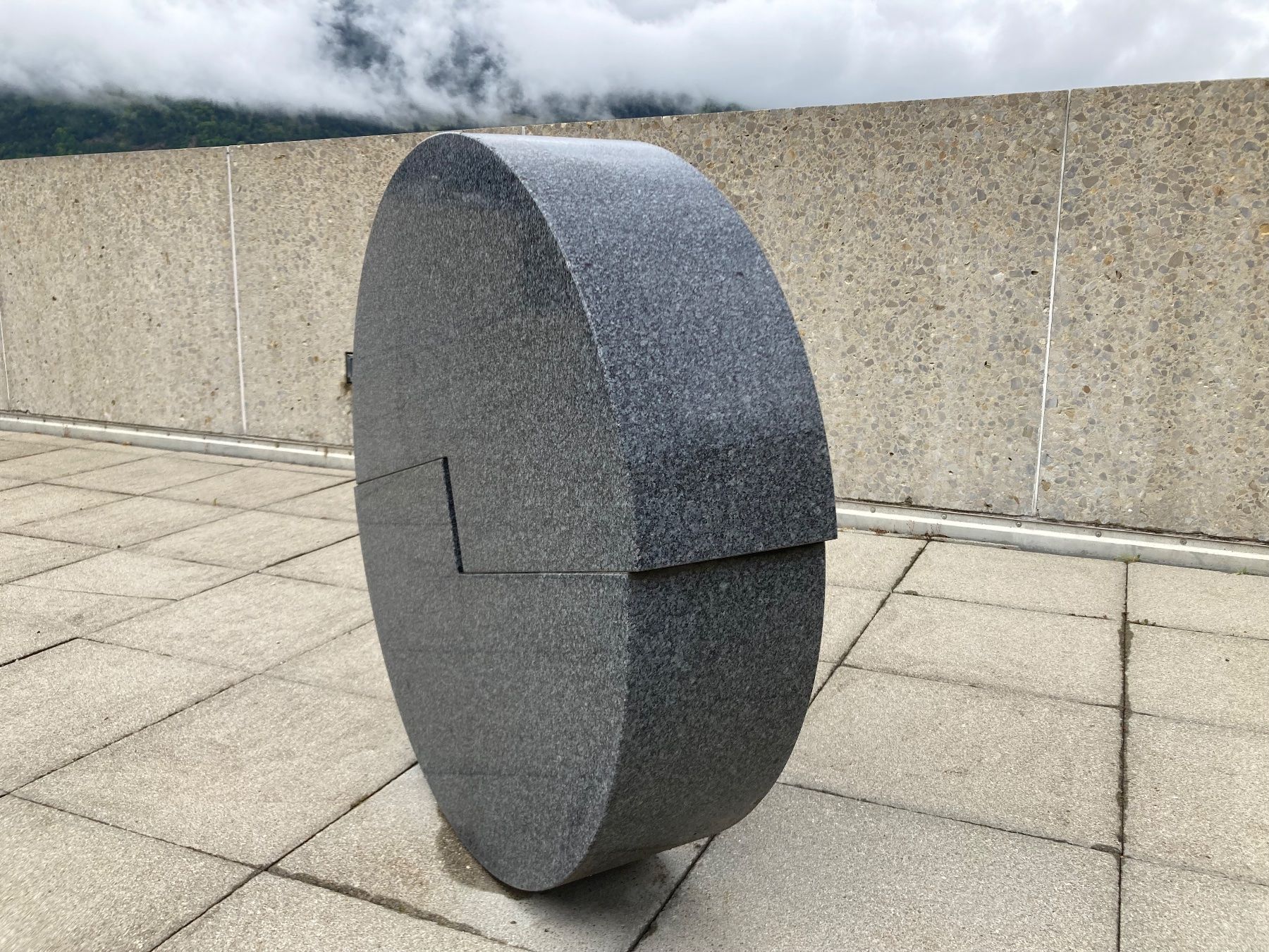 Sculture & Statue: Gottfried HONEGGER Skulptur Granit, D 90cm, 1991 – Usato da Chur venduto da Spuntz1 1