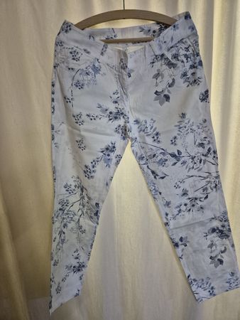 Sommerhose mit Blumenmuster, Grösse M,Top Zustand!