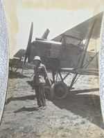 Aviatikfoto, Person vor Flugzeug 
