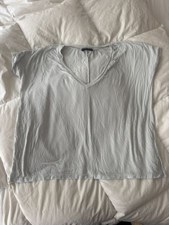 T-shirt Brandy Melville bleu clair col en V taille unique