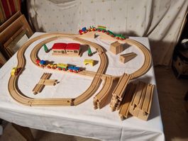Holzeisenbahn mit viel Zubehör, guter Zustand