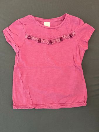 Neuwertig: Hübsches pinkes T-Shirt mit Perlen, Gr. 122