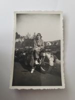 Alte Fotografie Frau auf Motorrad Aufnahme R34