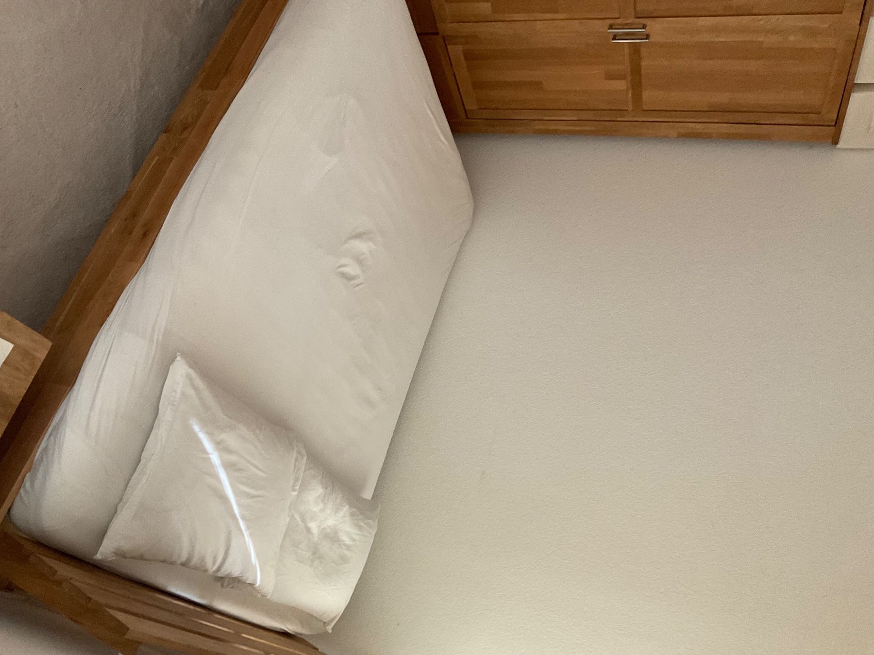 Lits: Lit en bois 140/200 – D'occasion à Fribourg par dag_q8kl 2