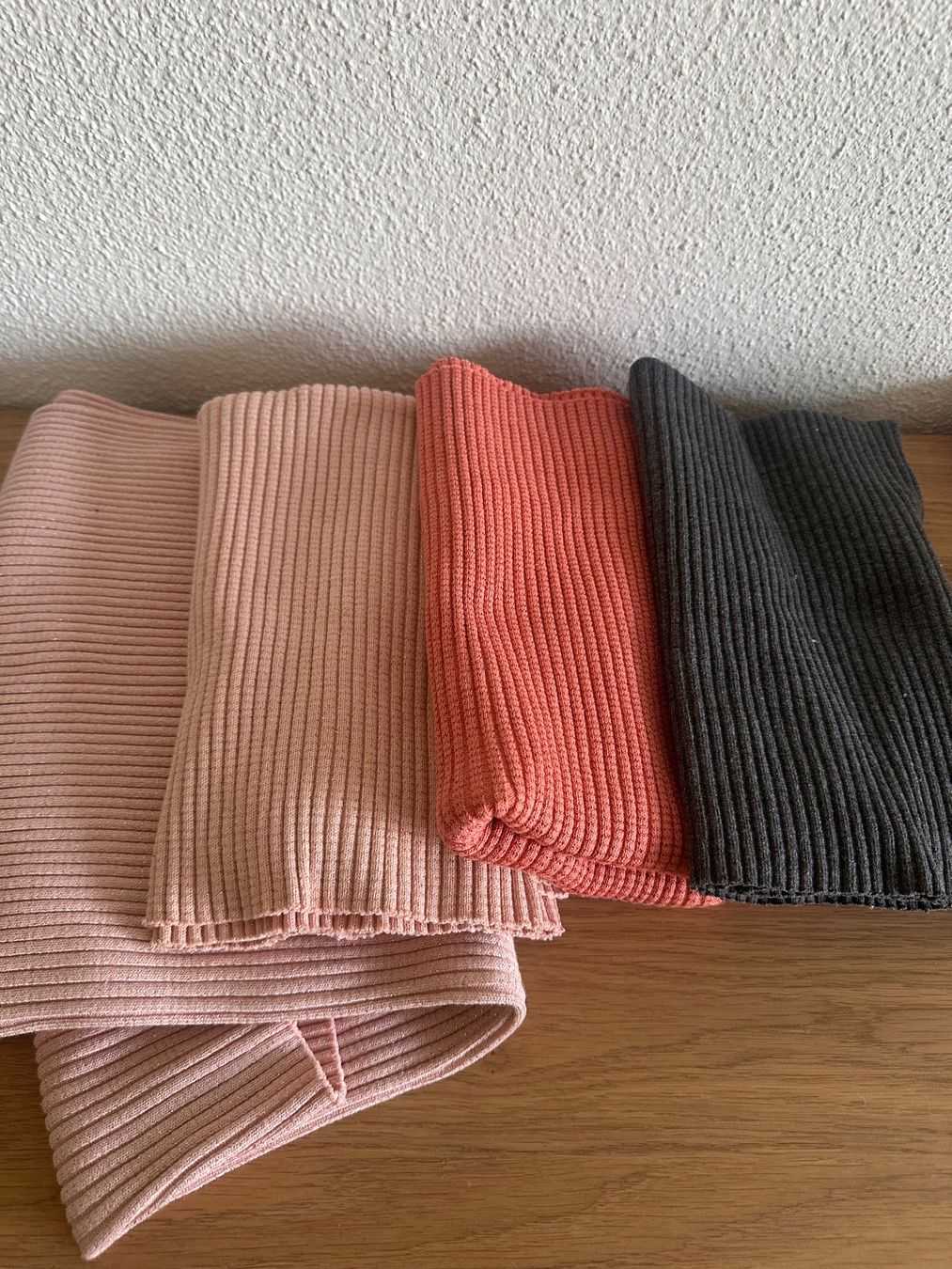 Tissus: Bündchen-Paket (Hamburgr Liebe, Cuf Me, etc.) – Neuf (Voir description) à Fällanden par Engeli_88 1
