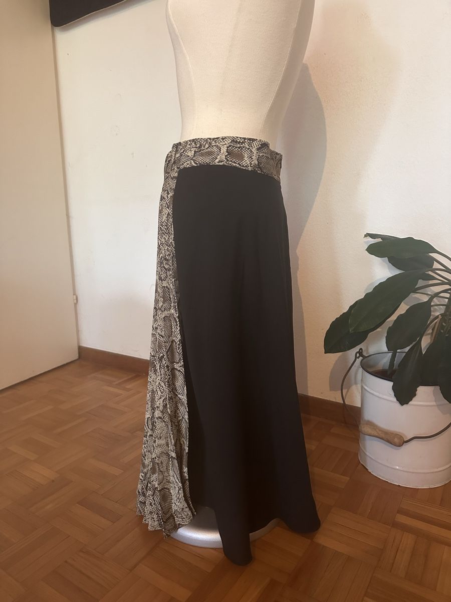 Zara Gonne: Zara Basic Rock Gr. L Schlangenmuster schwarz beige – Usato da Winterthur venduto da whatdreamz 1