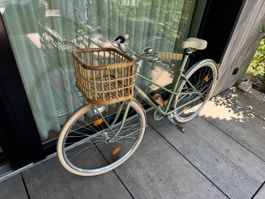 Stilvolles Citybike in Salbeigrün – inkl. Rattankorb & Rahme