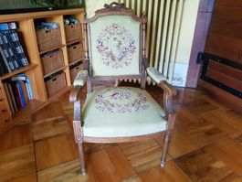 Fauteuil ancien style Louis XV bois sculpté, motif floral.