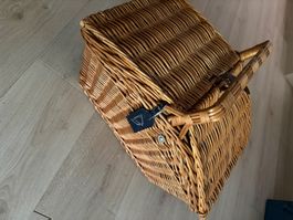 Schöner alter Picknickkorb