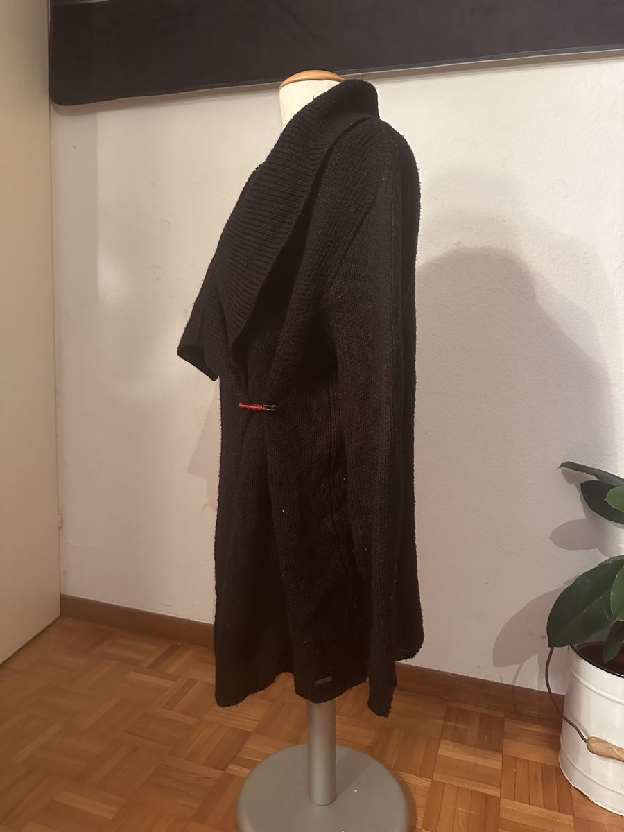 Cappotti: Schwarzer Strickmantel Element Gr. M mit Muster am Rücken – Usato da Winterthur venduto da whatdreamz 1