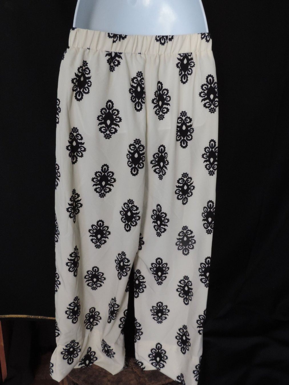 Pantalons: joli pantalon ample blanc motif oriental – D'occasion à Genève par Axelle333 6