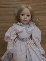 Grosse Puppe im romantischen, rosa Kleid