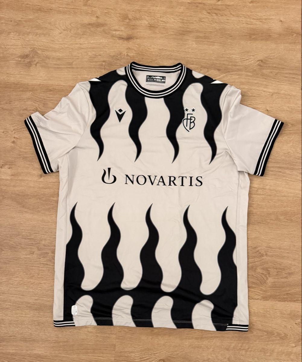 FC Basel Canottiere & Pantaloni: FC Basel Fussballtrikot  – Nuovo (secondo la descrizione) da Kaisten venduto da luc_78n9