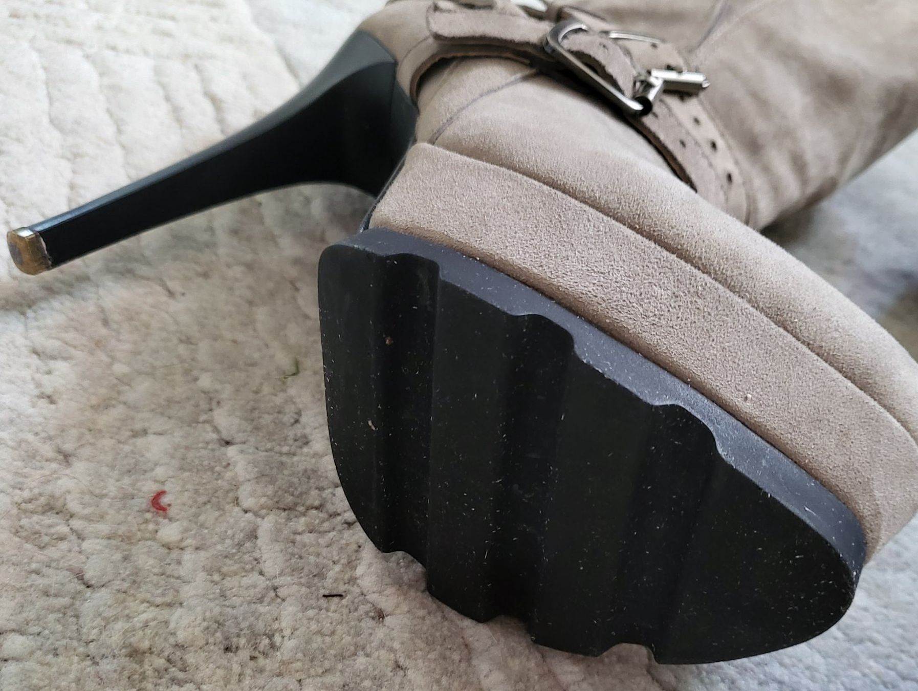 Damenschuhe: Bottes en daim avec talons hauts - Taille 37. – Gebraucht aus Neuchâtel von wikit 1
