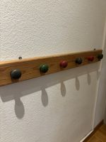 Porte manteau mural vintage en bois avec boules colorées 