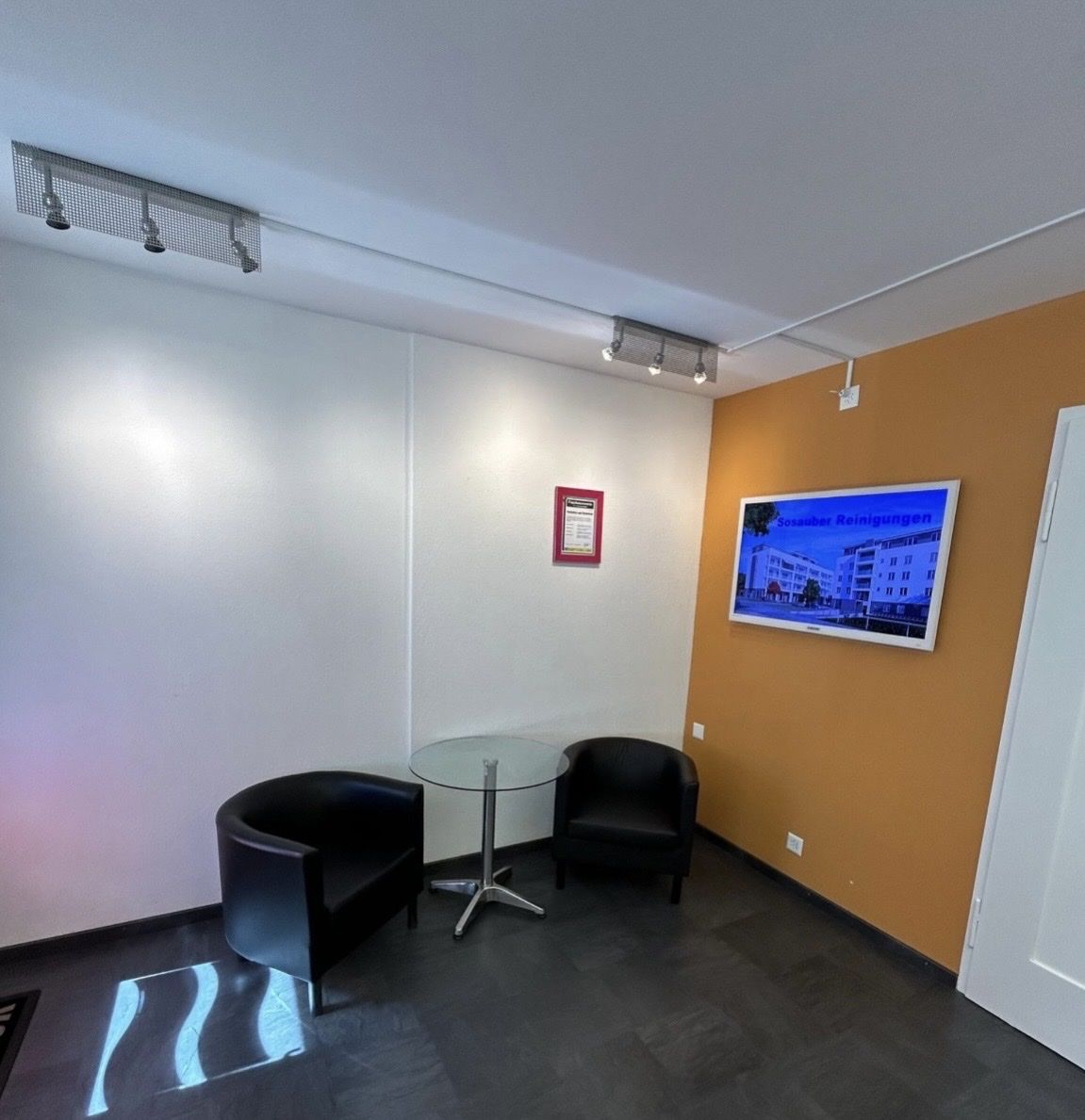 Tischset: Set mit 2 Ledersesseln und einem Glastisch – Gebraucht aus Dübendorf von ugenio