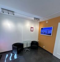 Set mit 2 Ledersesseln und einem Glastisch