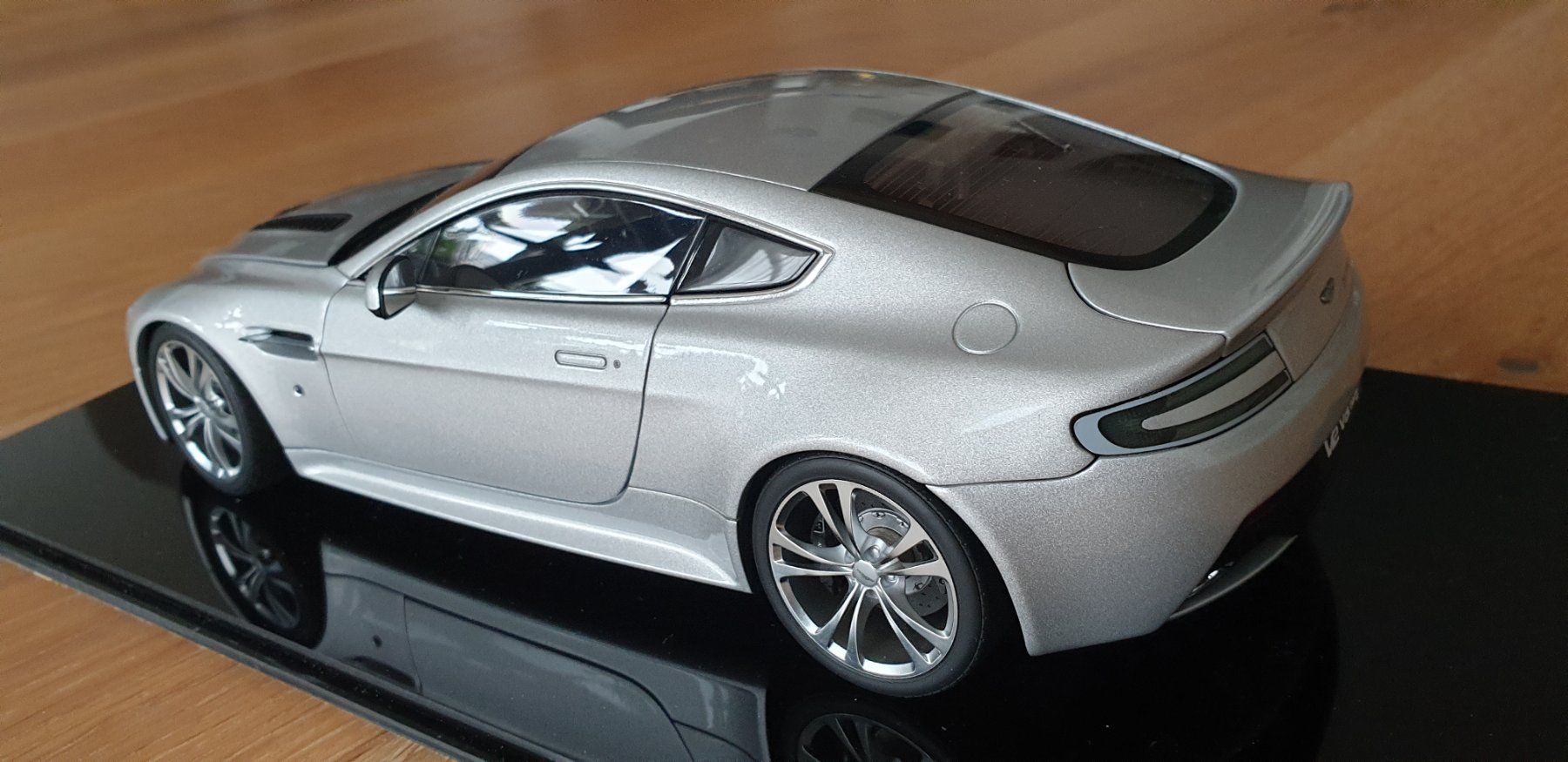 Aston Martin Modellautos: Aston Martin V12 Vantage von Autoart – Gebraucht aus Recherswil von die_d7pt 4